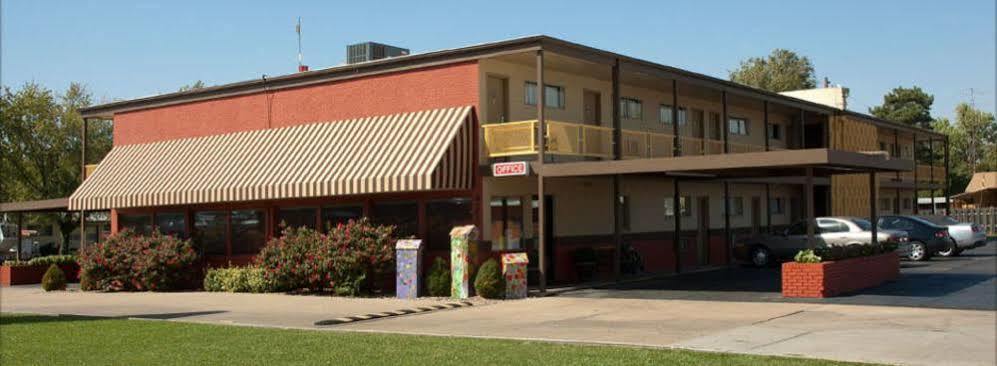 Travelers Budget Inn Great Bend Bagian luar foto