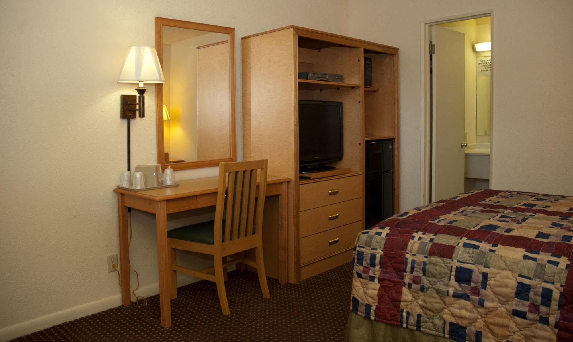 Travelers Budget Inn Great Bend Bagian luar foto