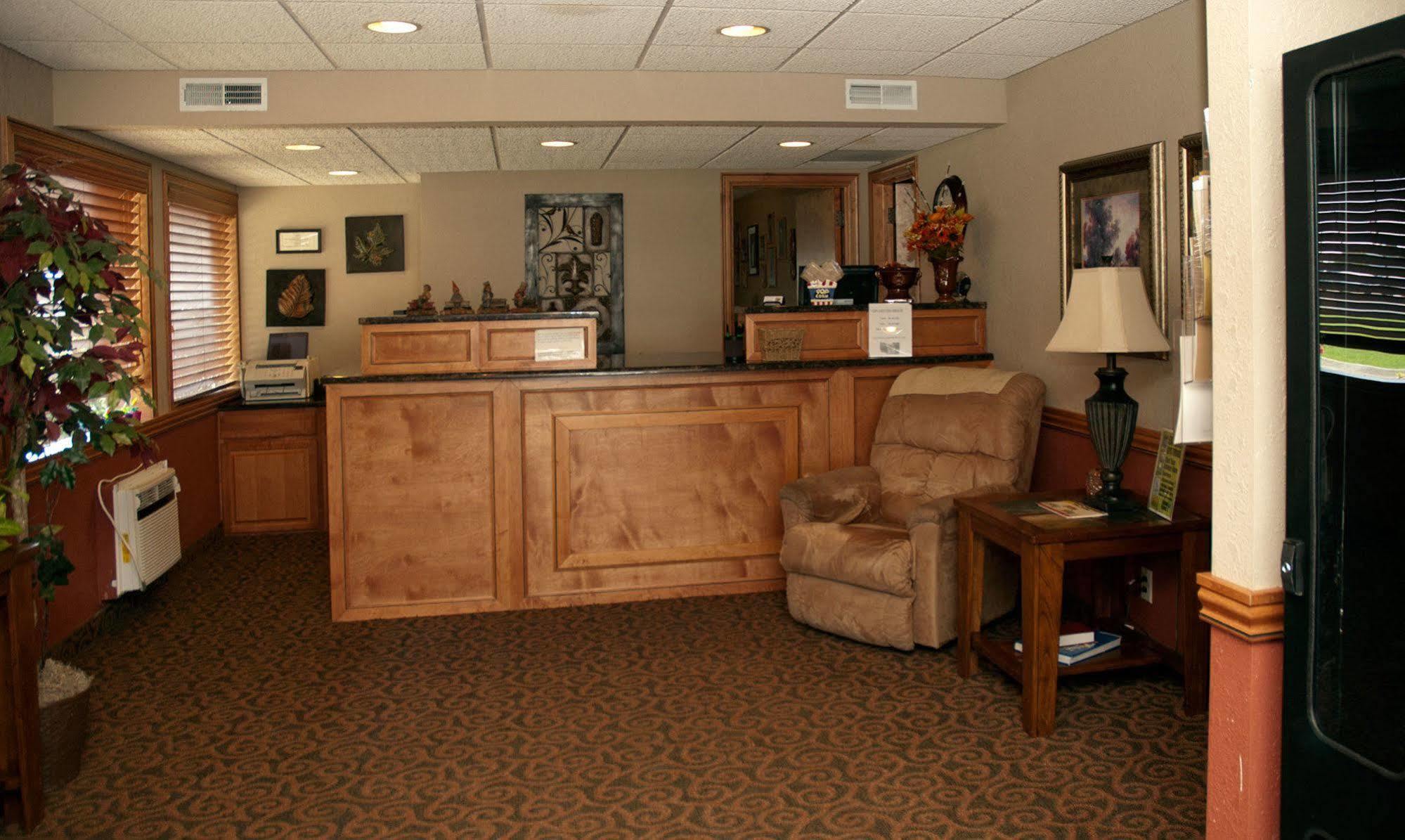 Travelers Budget Inn Great Bend Bagian luar foto