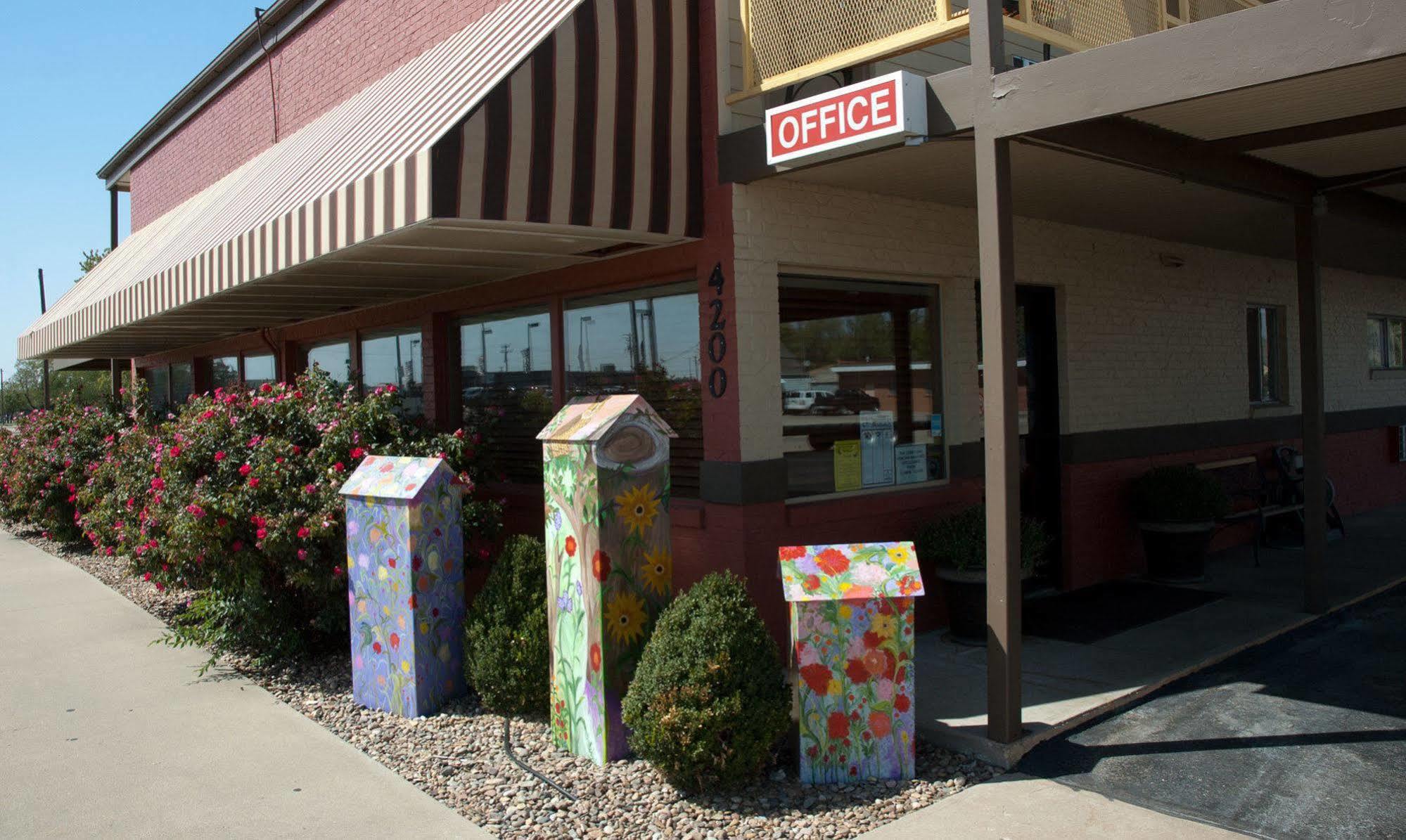 Travelers Budget Inn Great Bend Bagian luar foto